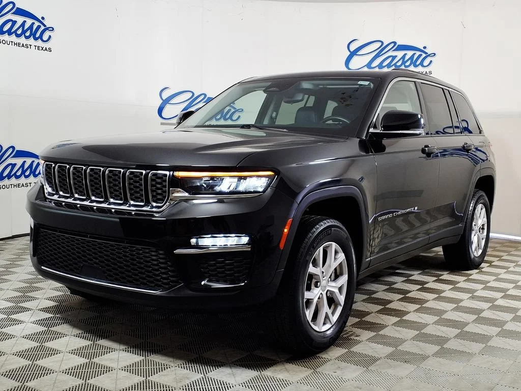 Used 2022 Diamond Black C Jeep Limited image 5