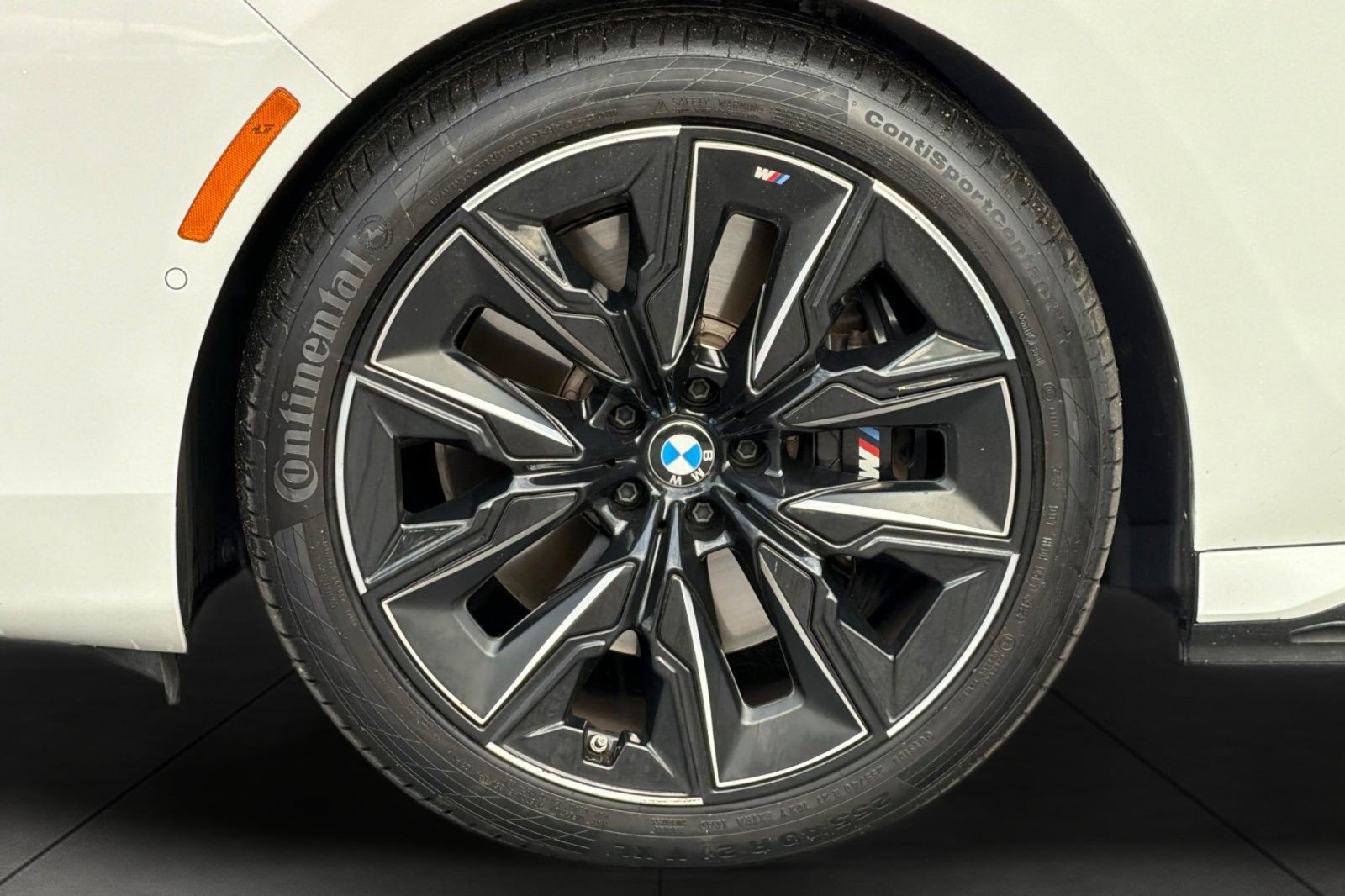 Used 2023 Alpine White BMW xDrive60 image 25