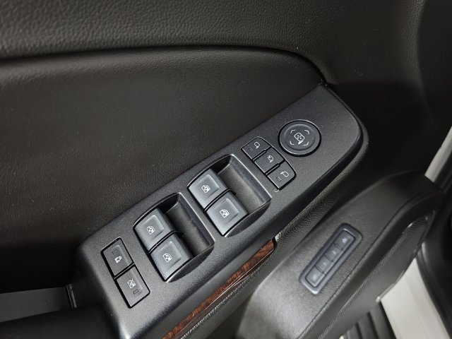 Used 2018 WHITE FROST TRICOAT GMC SLT image 24