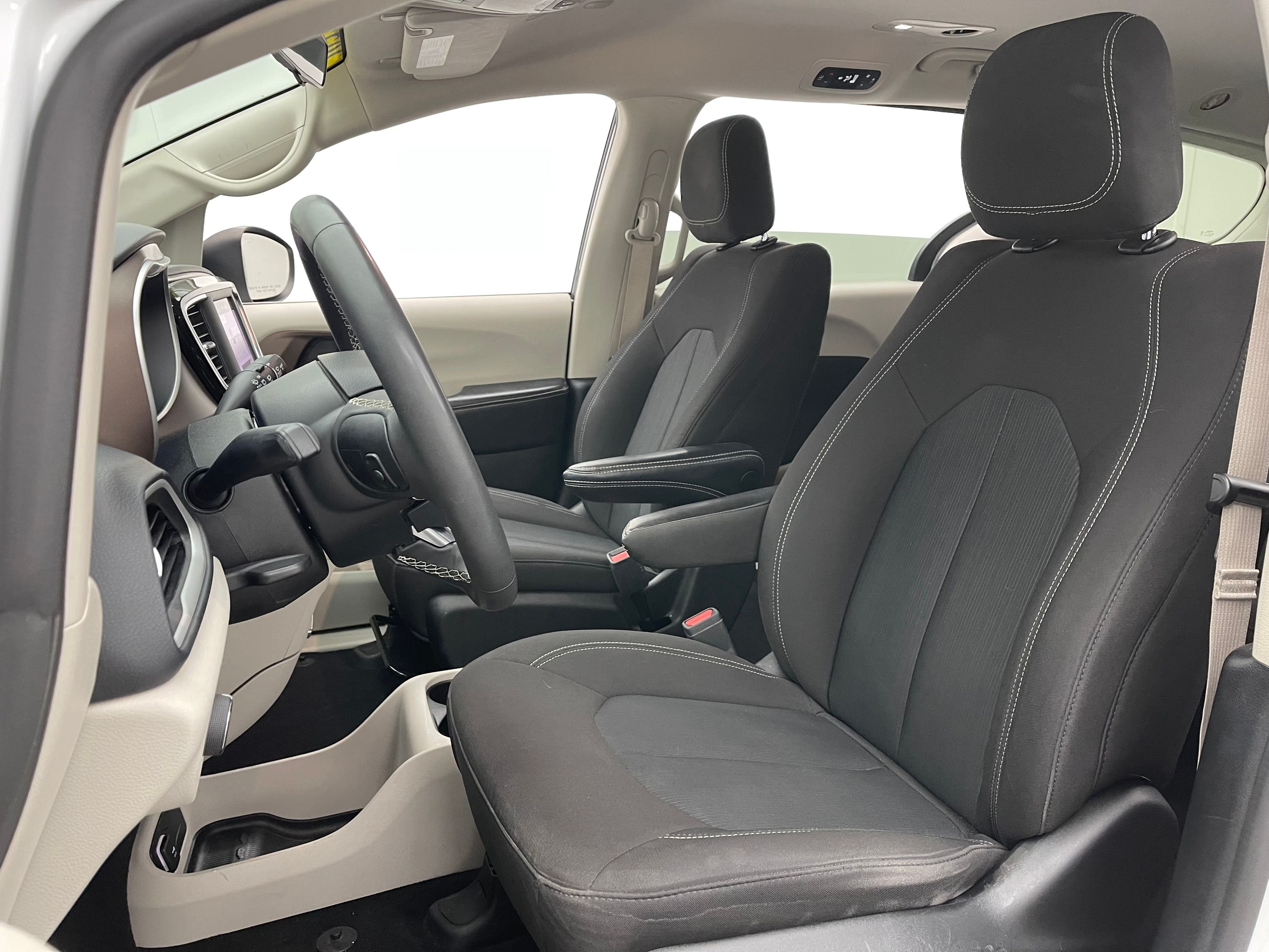Used 2022 Bright White Clearcoat Chrysler LX image 19