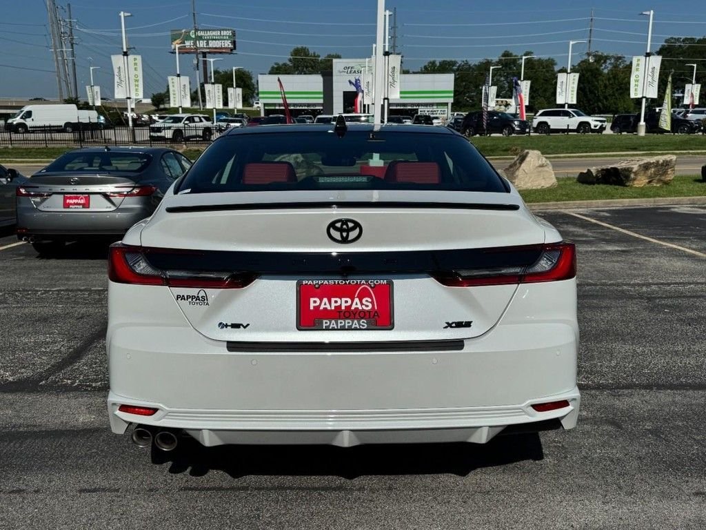 New 2026 Wind Chill Pearl with Midnight Black Metallic roof <sup>1</sup> Toyota  XSE image 4