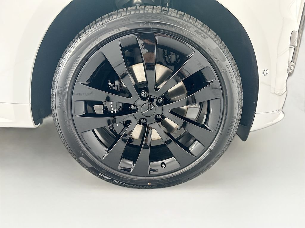 New 2026 Fuji White Land Rover Dynamic SE image 31