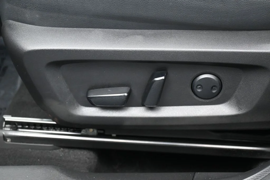 Used 2022 Silver Mitsubishi SEL image 12