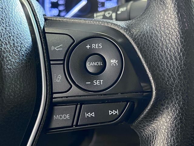 Used 2018 White Toyota LE image 21