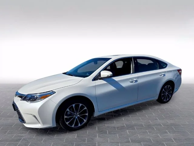 Used 2016 White Toyota XLE Premium image 3