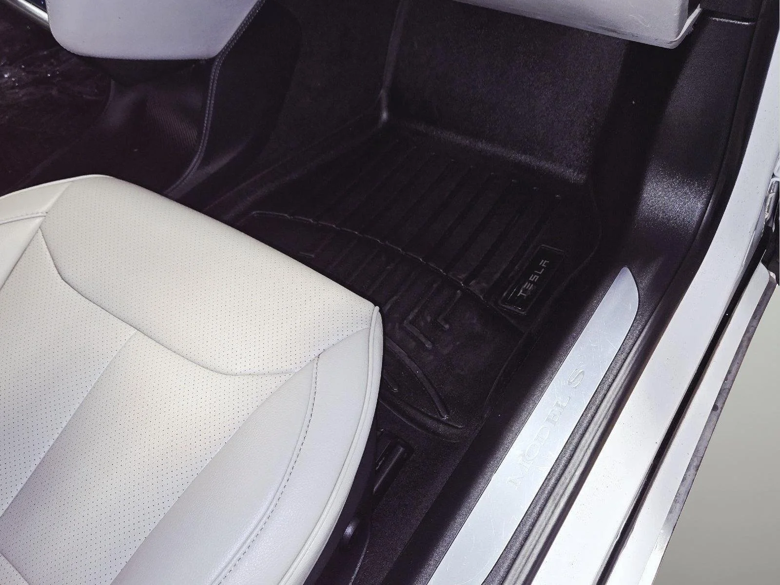 Used 2015 White Tesla P85D image 69