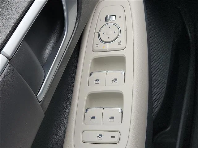 Used 2025 Black Hyundai SEL Front-Wheel Drive image 17