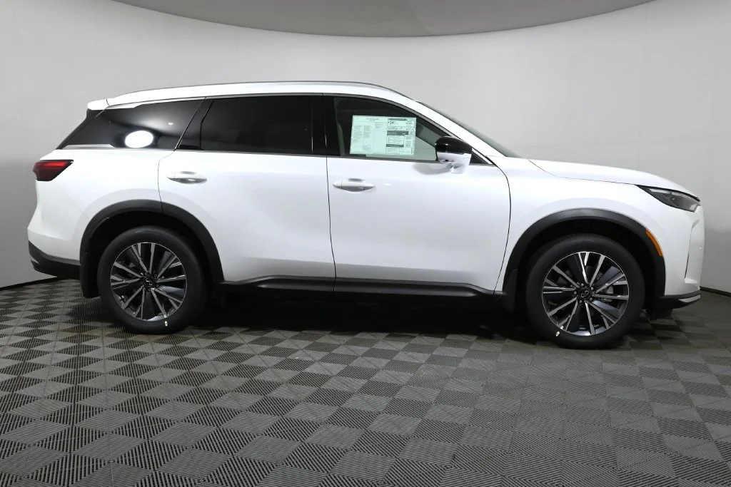 New 2027 White INFINITI LUXE image 8