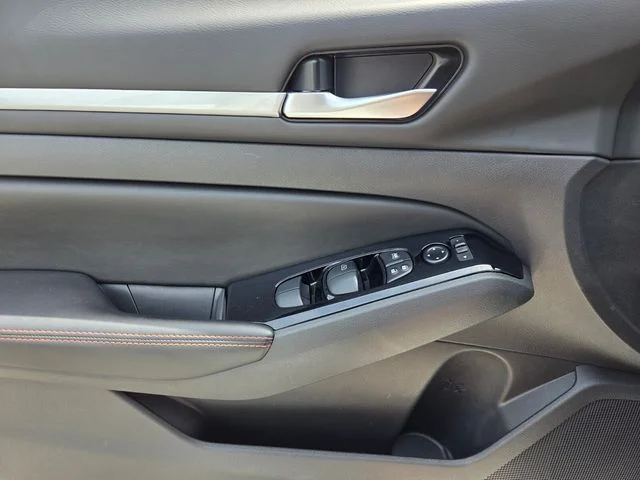 2025 Nissan Altima SR - Photo 29