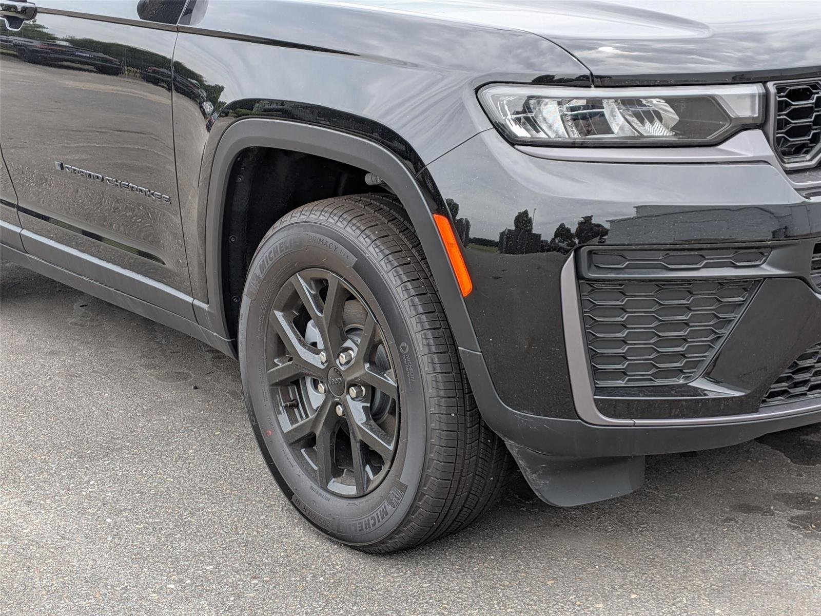 New 2026 Diamond Black Crystal Pearl-Coat Exterior Paint Jeep Laredo Altitude image 3