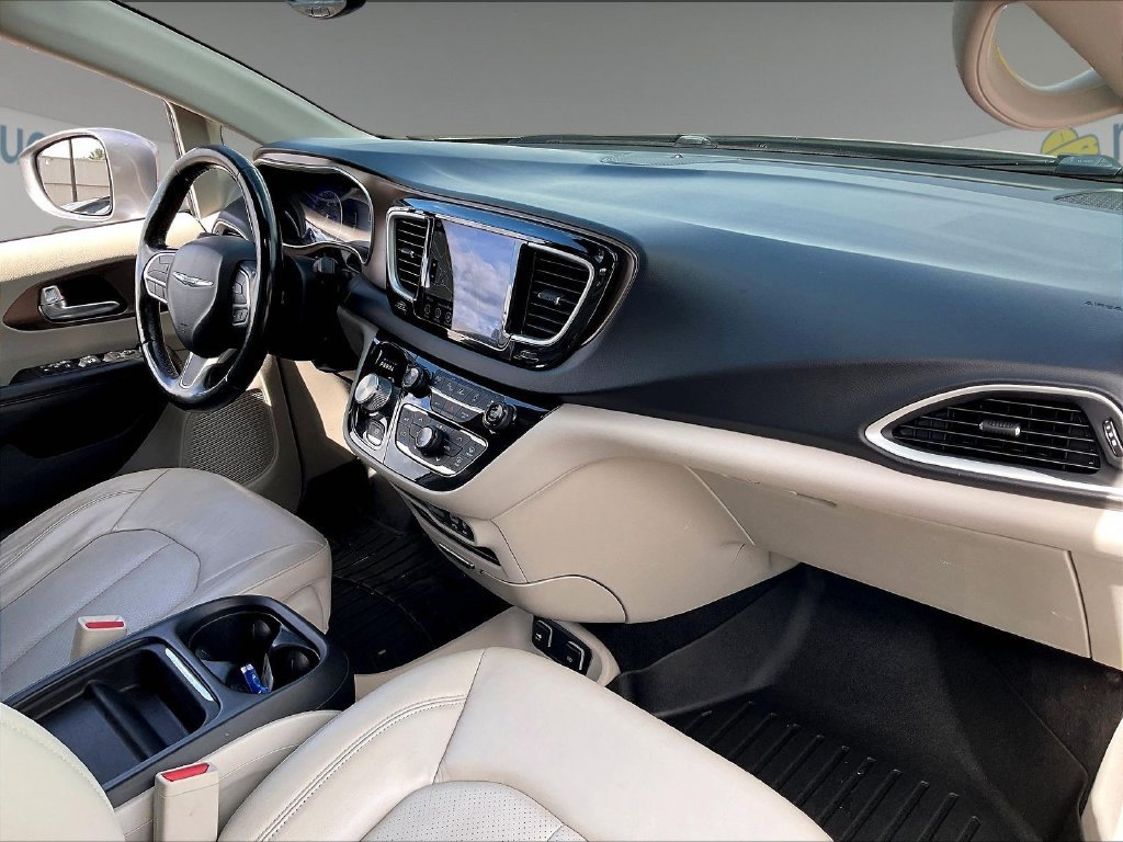 Used 2019 Billet Silver Metallic Clearcoat Chrysler Touring L image 13