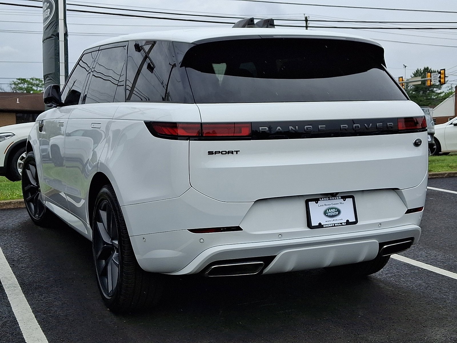 Used 2023 Fuji White   1Aa Land Rover SE Dynamic image 4