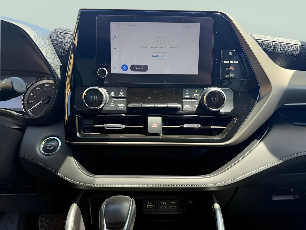 2023 Toyota Highlander LE - Photo 18