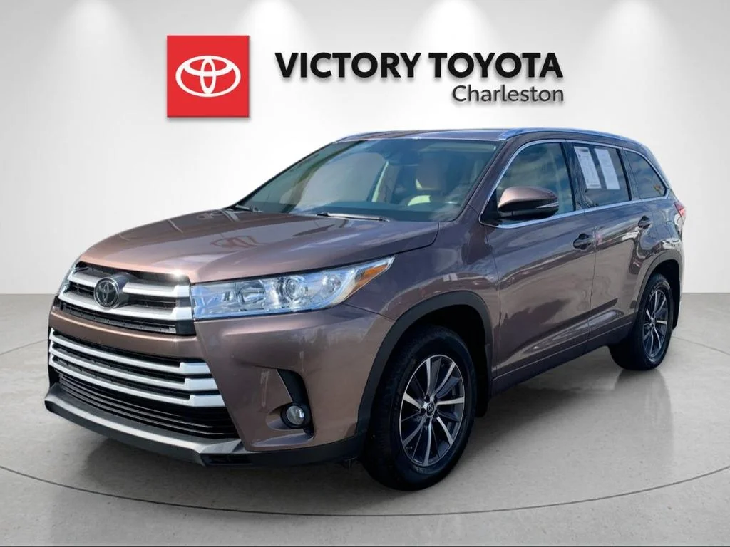 Used 2017 Brown Toyota XLE image 1