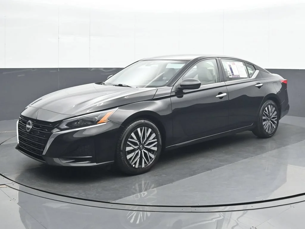 Used 2025 Black Nissan 2.5 SV image 2