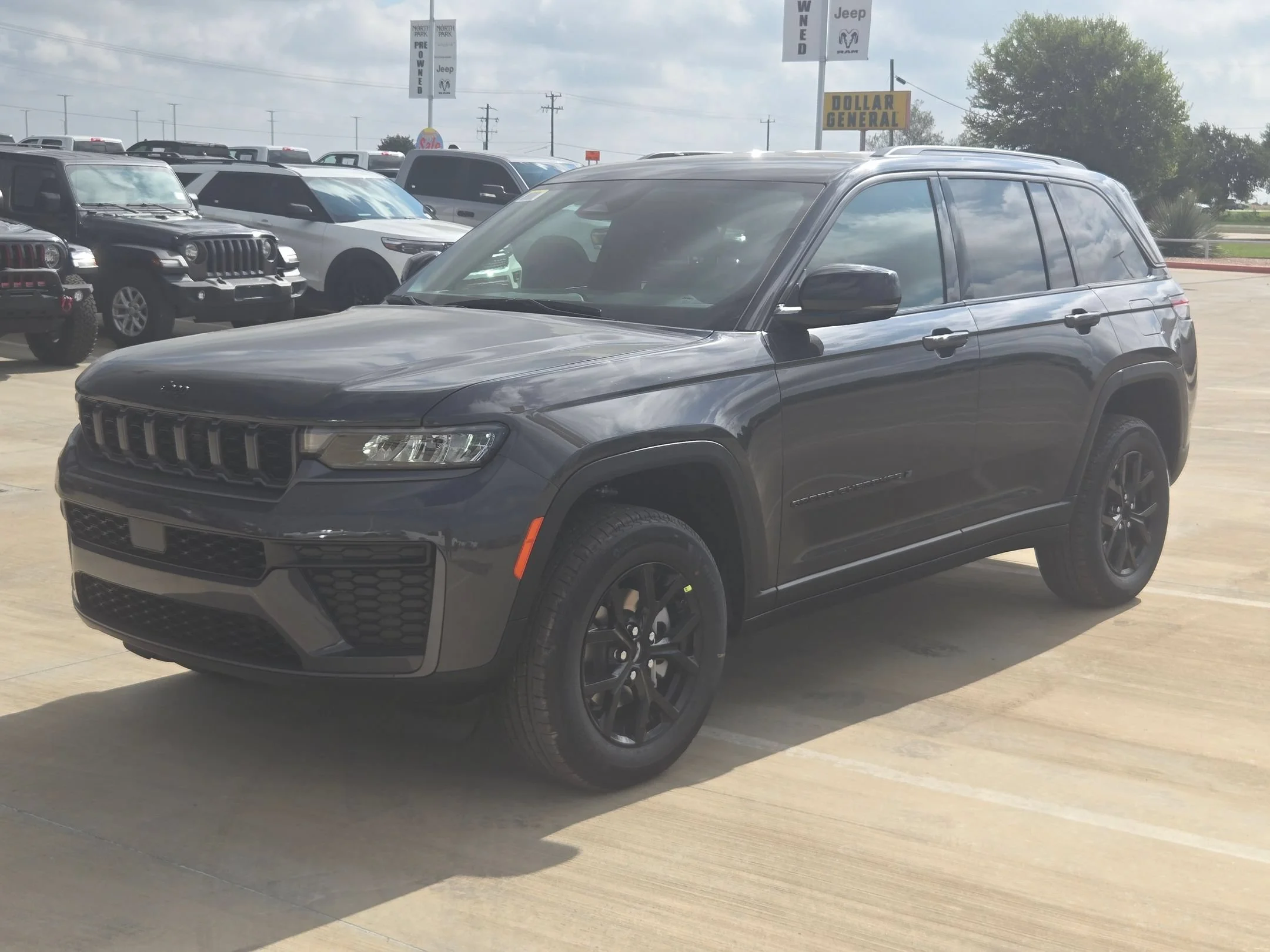 New 2026 Baltic Gray Metallic Clearcoat Jeep Laredo Altitude image 7
