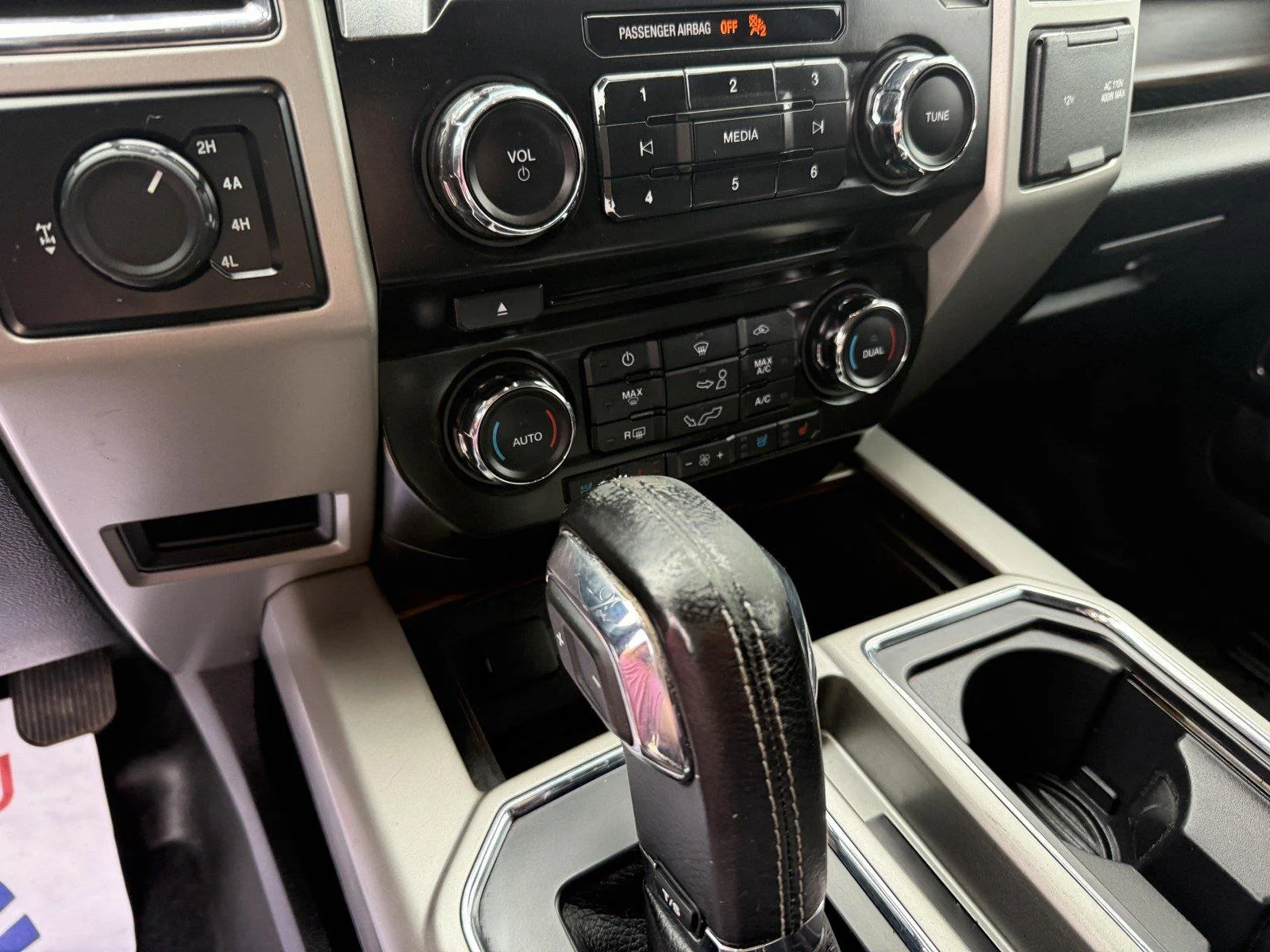Used 2015 Magnetic Metallic Ford Lariat image 20