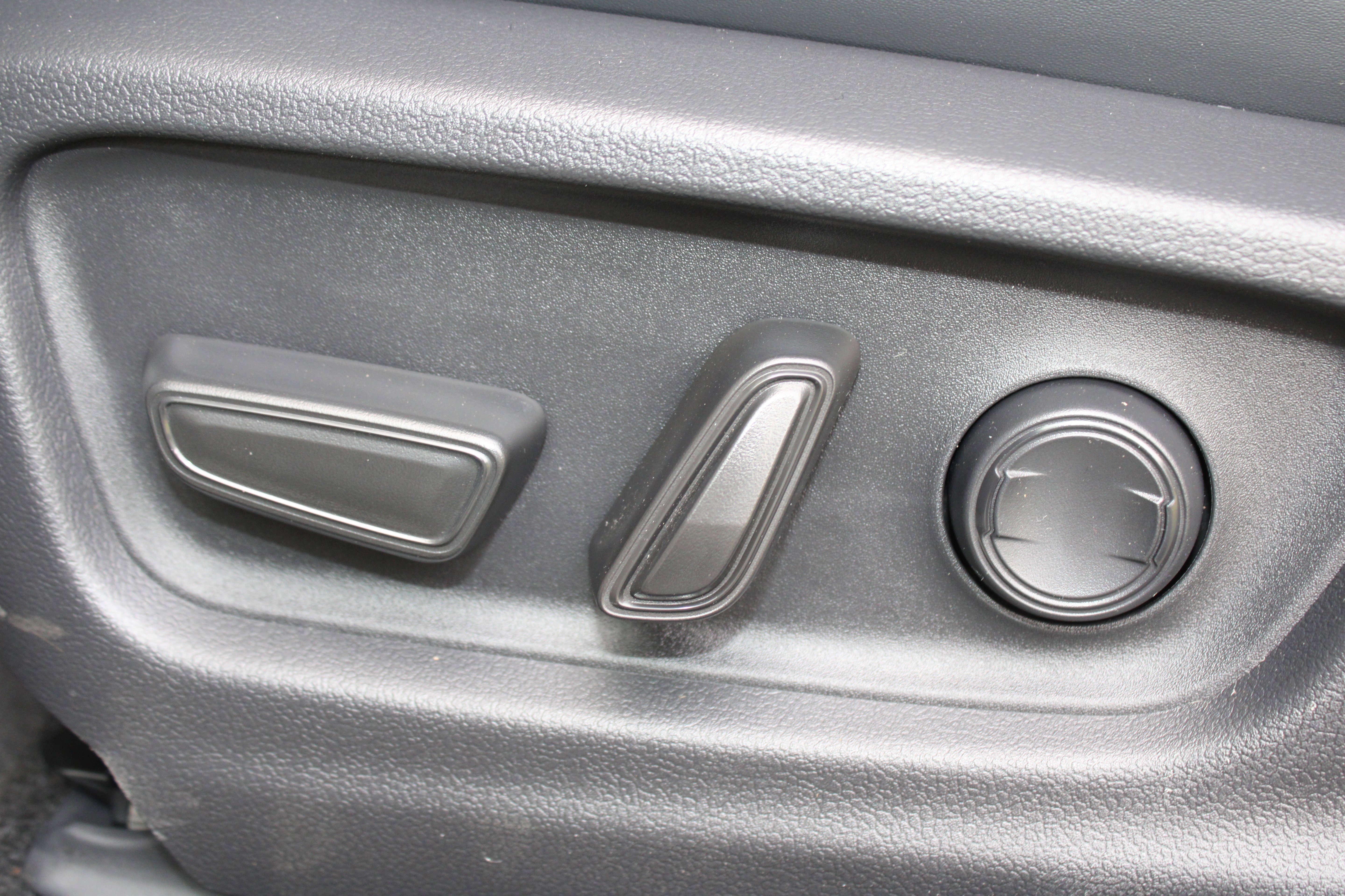 New 2026 Wind Chill Pearl <sup>1</sup> Toyota  SE image 21