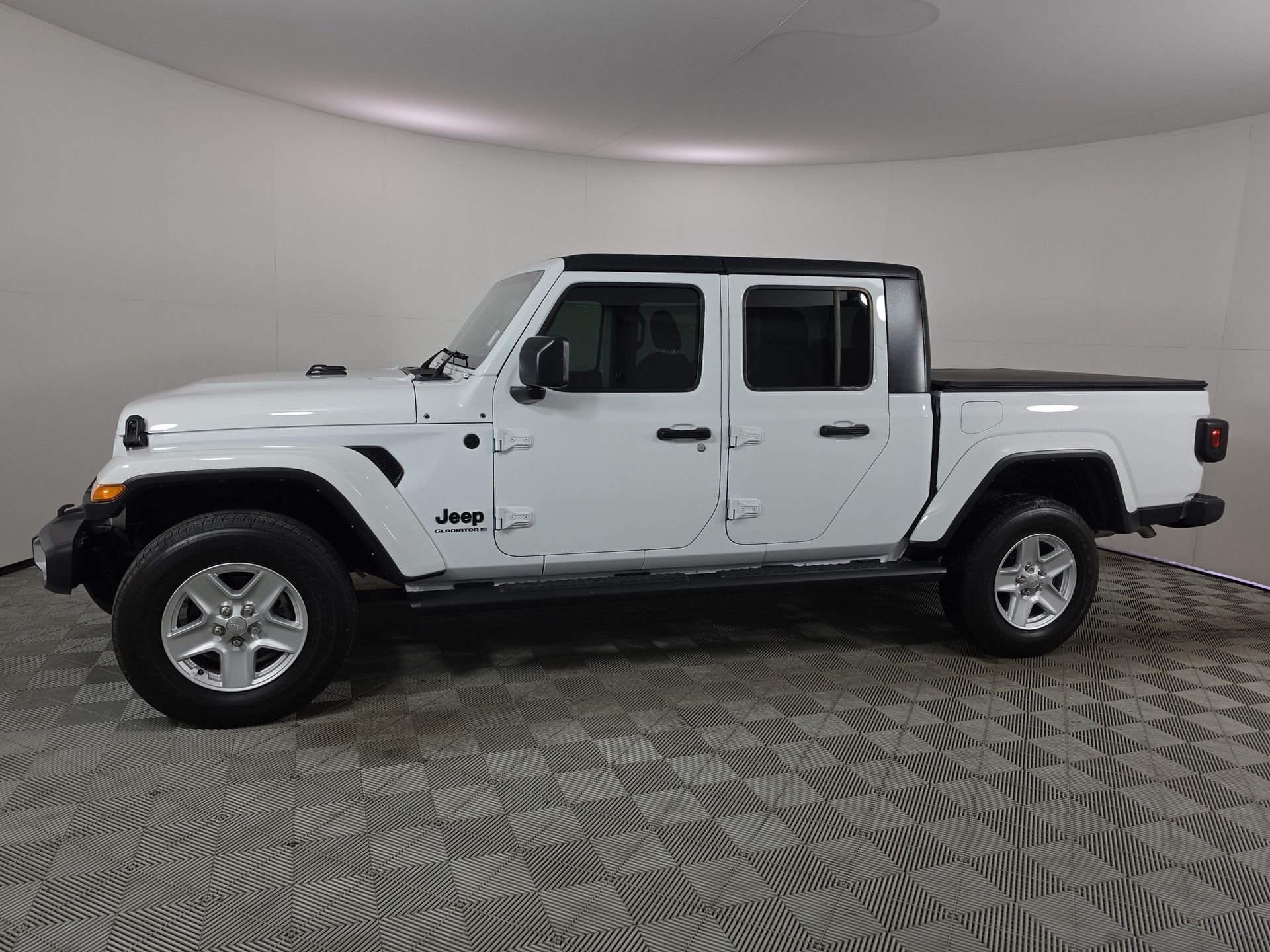 Used 2023 White Jeep Sport S image 41