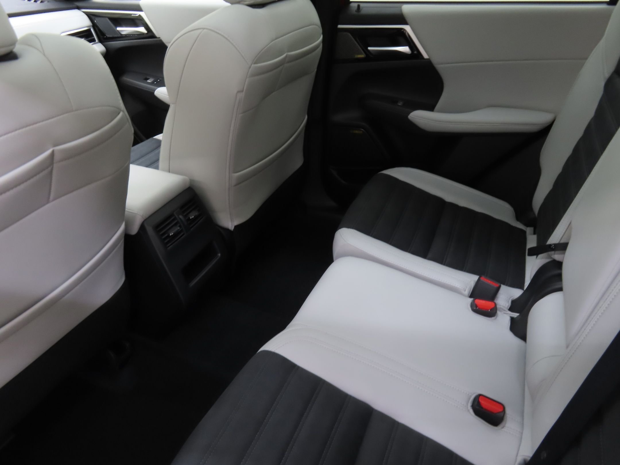 Used 2025 Red Mitsubishi SE image 23