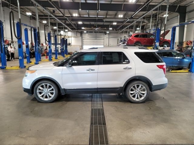Used 2012 White Platinum Clearcoat Metallic Ford XLT image 4