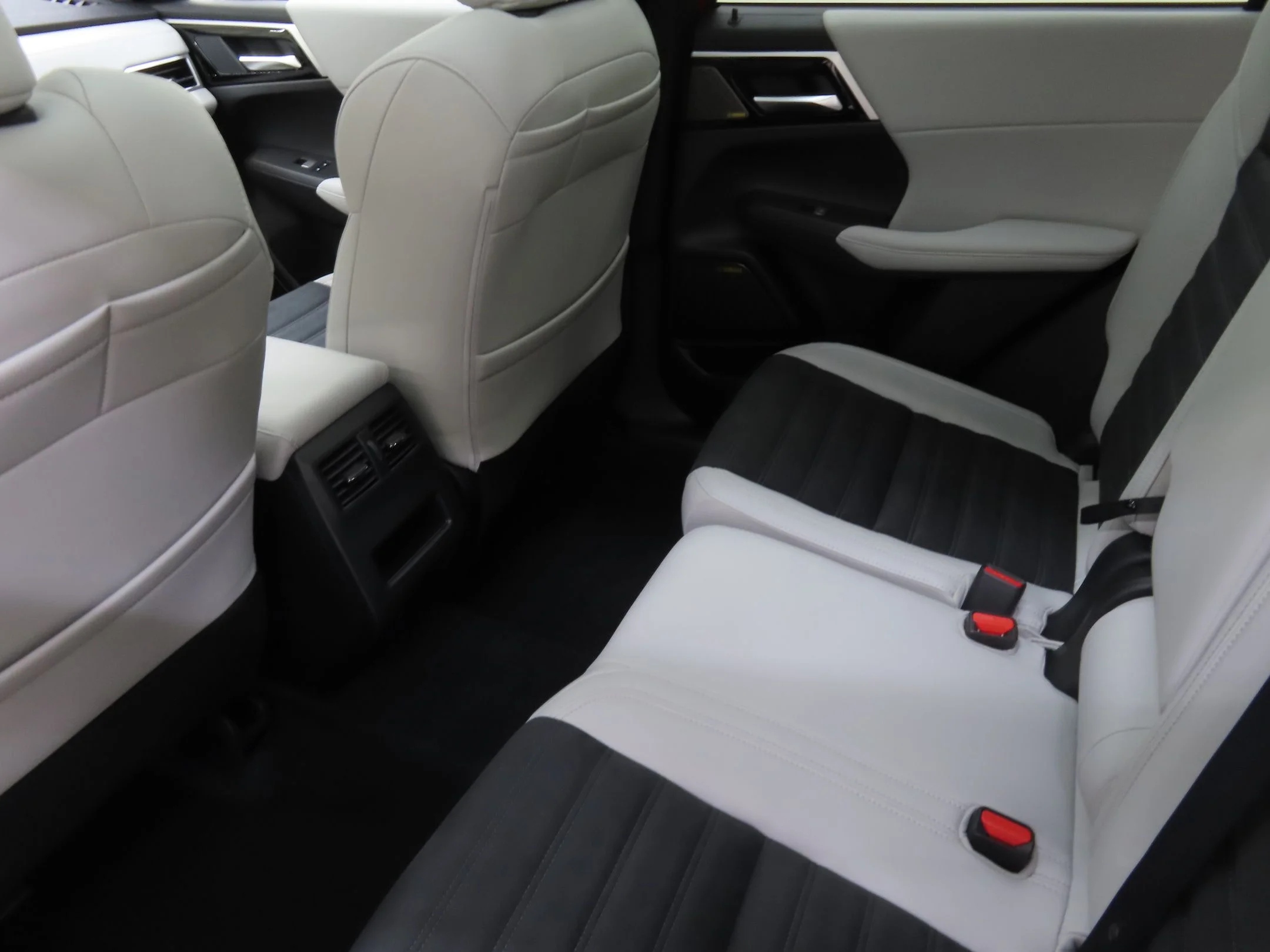 Used 2025 Red Mitsubishi SE image 23