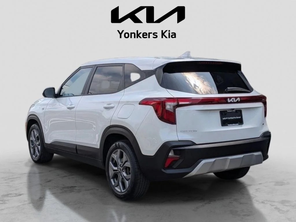 Used 2024 White Kia LX image 9