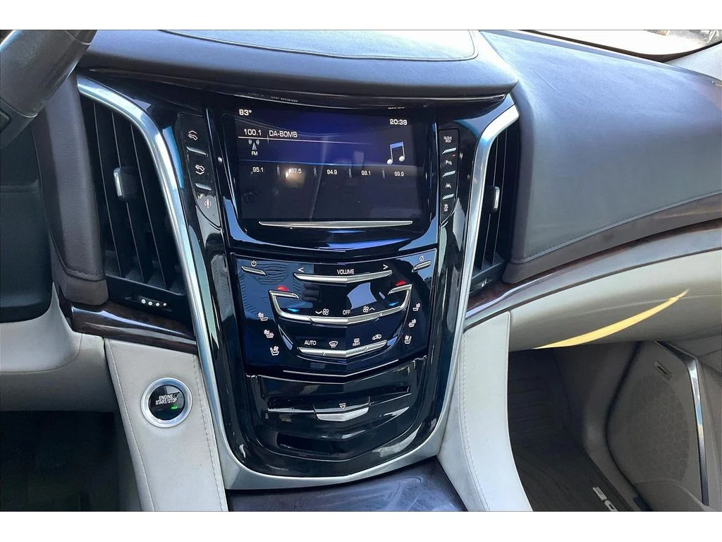 Used 2016 CRYSTAL WHITE TRICOAT Cadillac Luxury Collection image 22