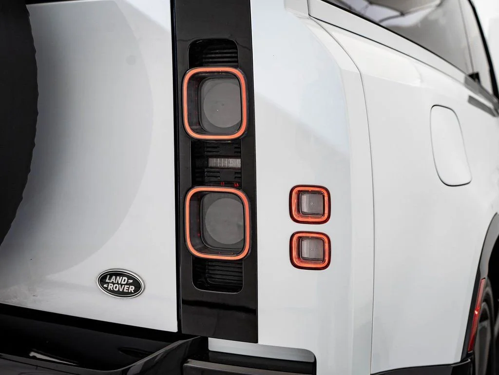 Used 2022 White Land Rover V8 image 9