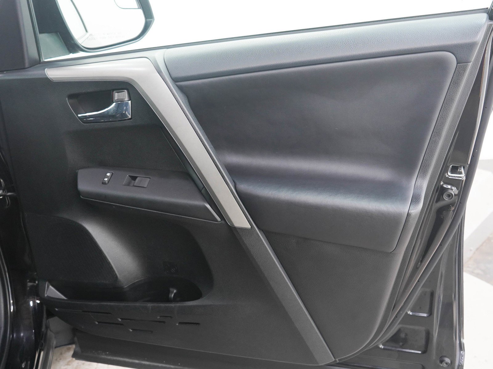 Used 2016 Black Toyota AWD 4dr XLE image 13
