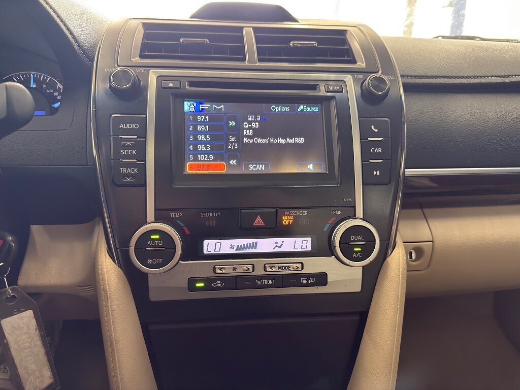 Used 2014 GRAY Toyota XLE image 9