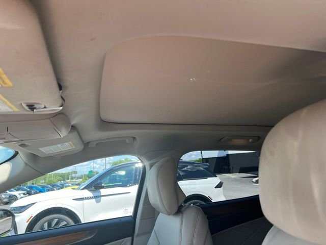 Used 2019 Gray Lincoln Select image 12