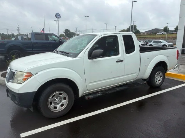 Used 2014 Glacier White Nissan S image 3