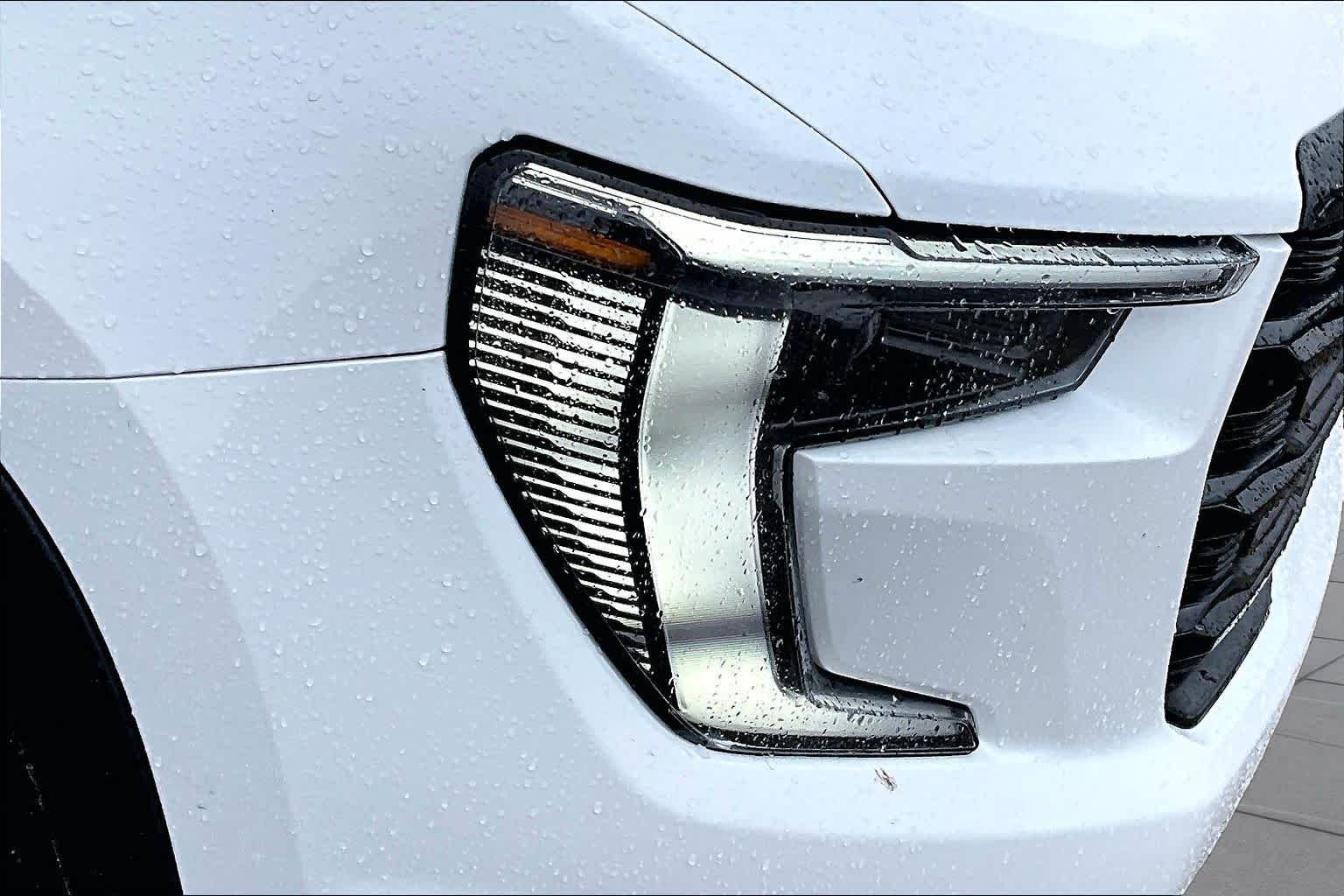 Used 2025 Summit White GMC FWD Elevation image 25