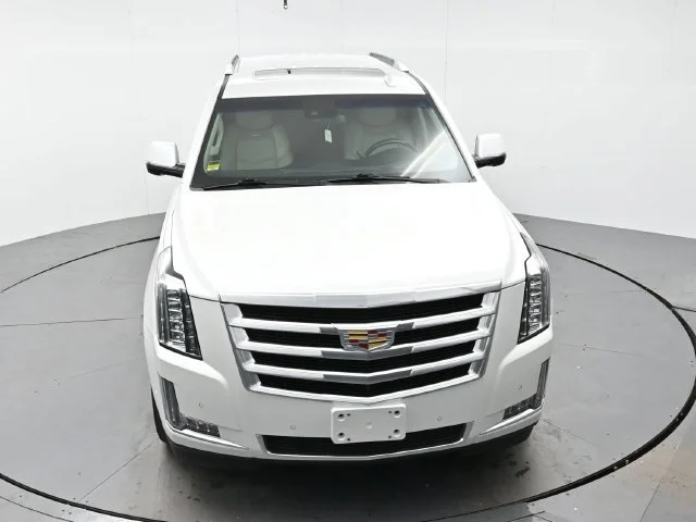 Used 2018 CRYSTAL WHITE TRICOAT Cadillac Luxury image 35
