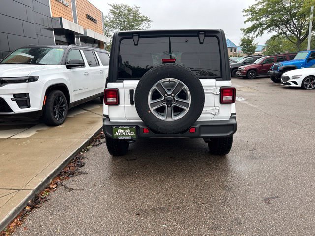 Used 2022 Bright White Clearcoat Jeep Unlimited Sahara image 13