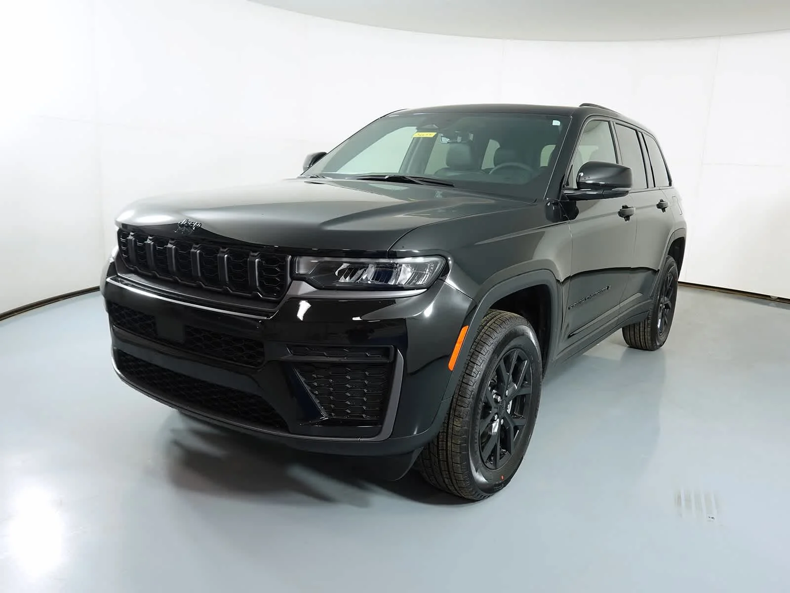 New 2026 Diamond Black Crystal Pearl-Coat Exterior Paint Jeep Laredo Altitude image 10