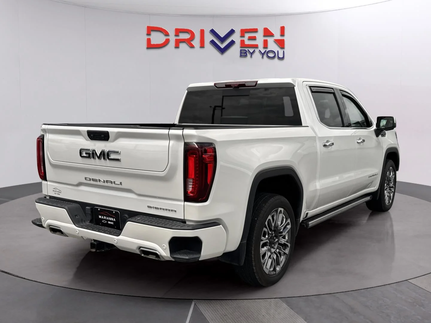 Used 2024 White Frost Tricoat GMC Denali Ultimate image 5