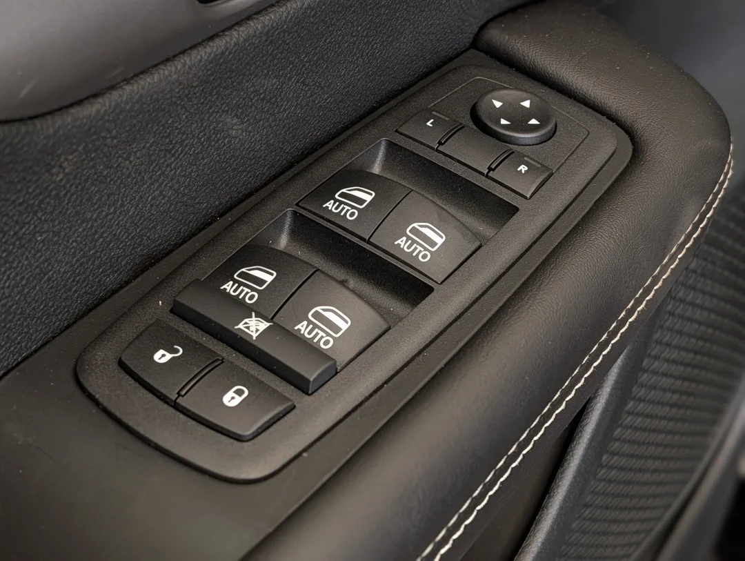 New 2027 Black Chrysler Select - - FWD - Stow n Go Seating - Adaptive Cruise - Apple CarPlay & More! image 13