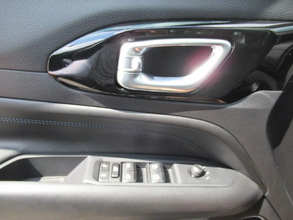 New 2026 Diamond Black Crystal Pearl-Coat Exterior Paint Jeep Latitude Altitude image 20