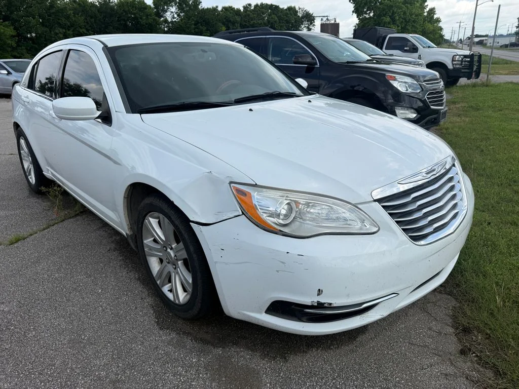 Used 2013 White Chrysler Touring image 13