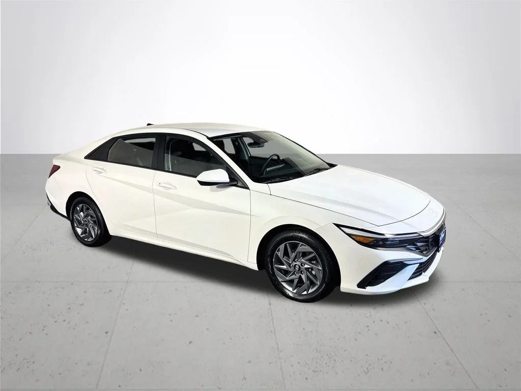 Used 2024 White Hyundai SEL image 4