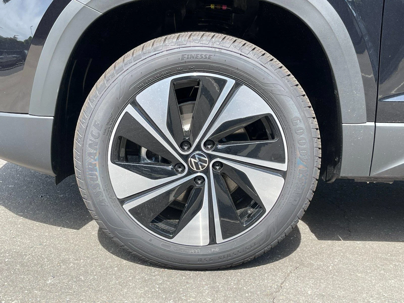 New 2026 Deep Black Pearl Volkswagen SE image 10