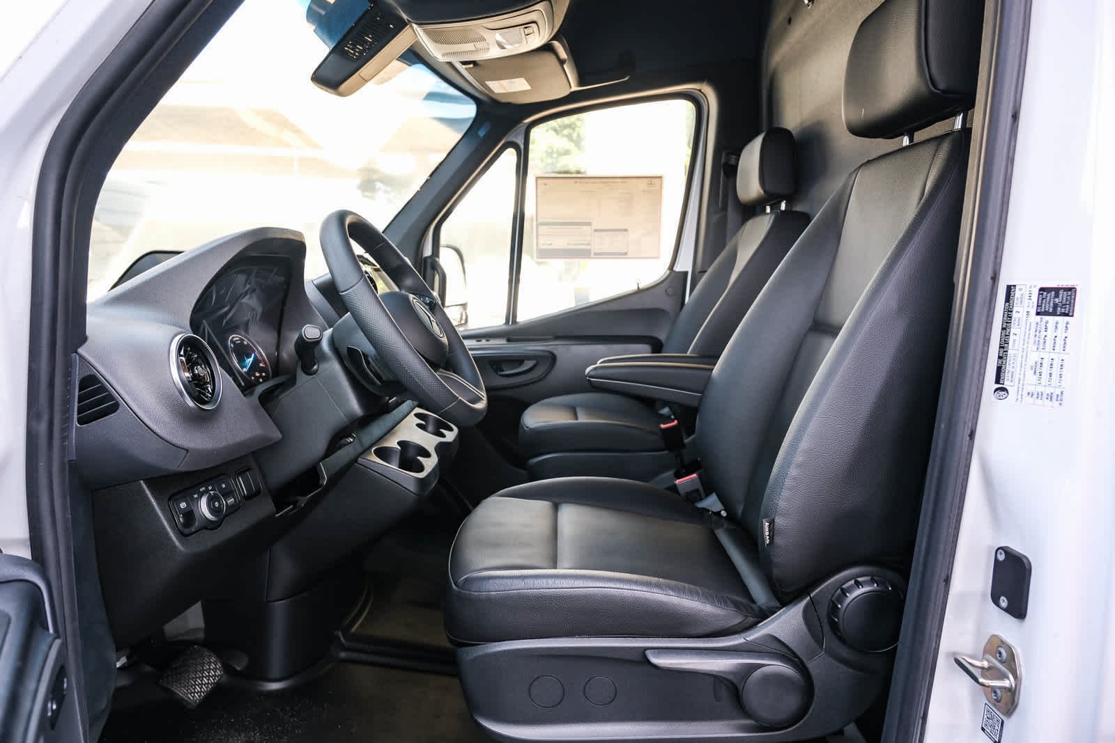 New 2025 Arctic+White Mercedes-Benz Cargo Van 170WB High Roof 113kw Battery RWD SO Mot image 21