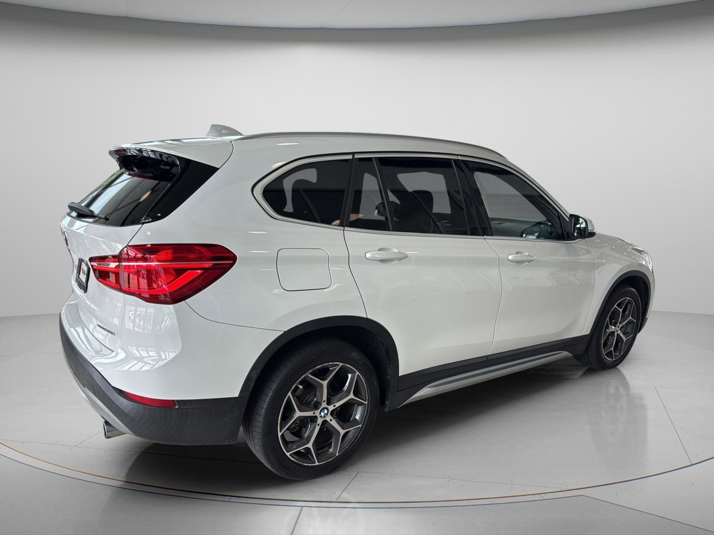 Used 2018 Alpine White BMW sDrive28i image 5