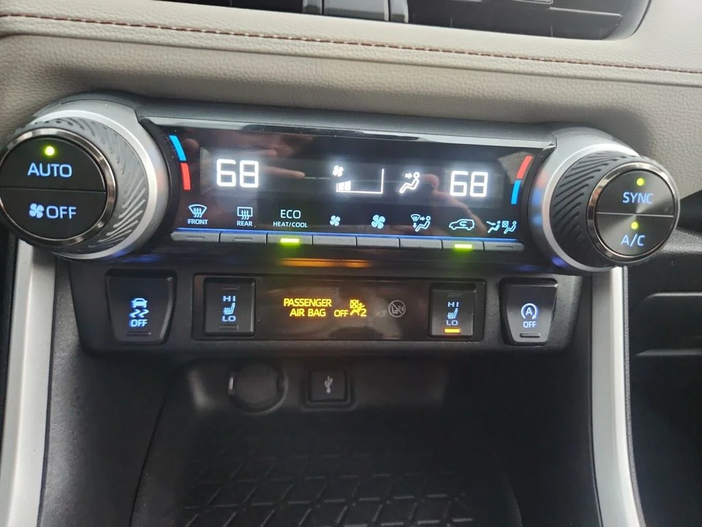 Used 2022 Silver Toyota XLE image 23