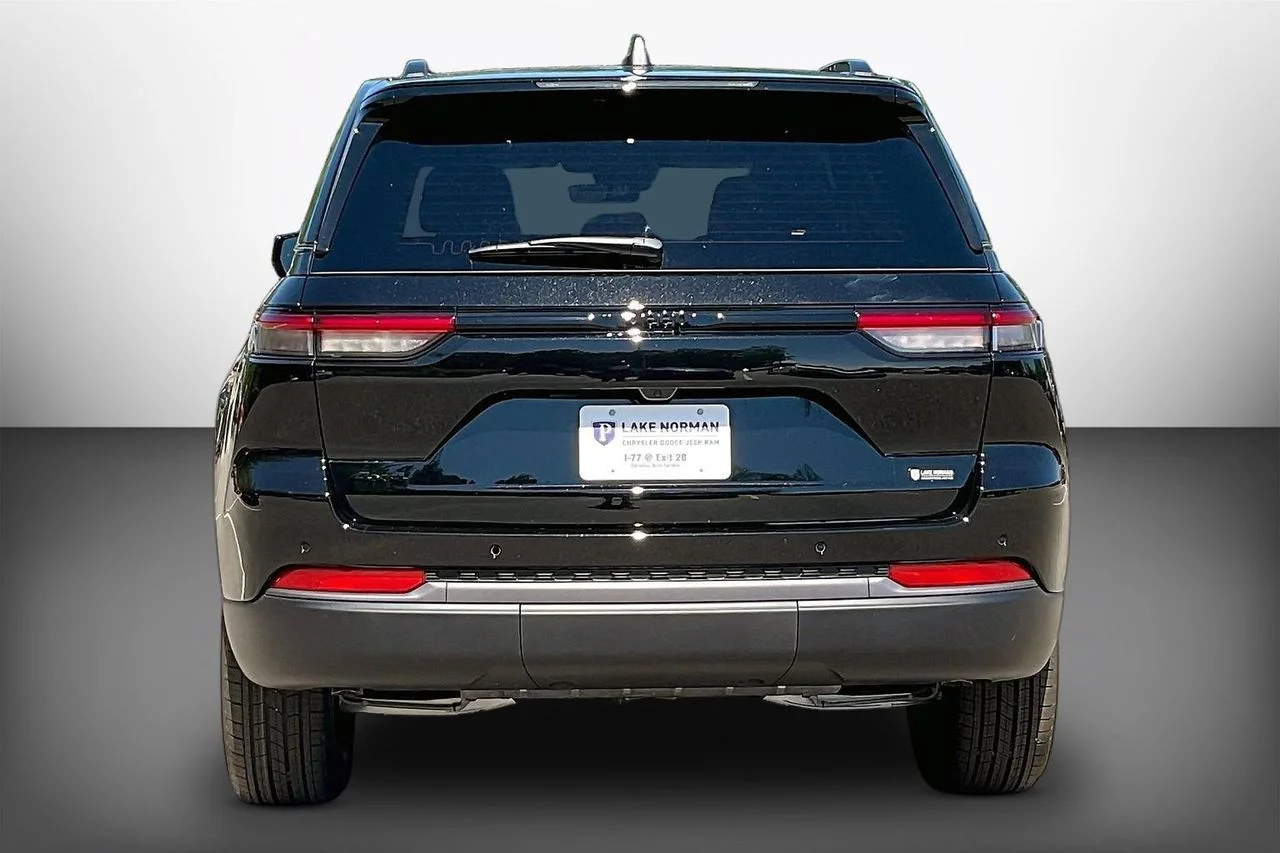 New 2026 Diamond Black Crystal Pearlcoat Jeep Altitude image 7
