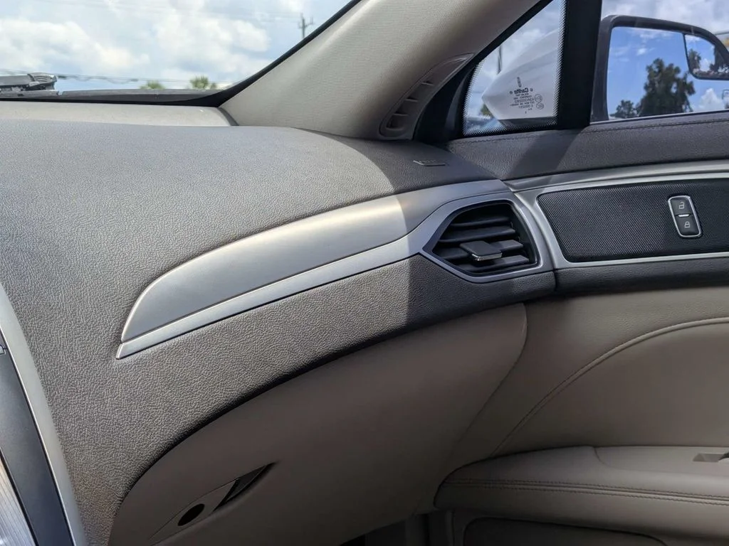 Used 2017 White Lincoln Premiere image 29