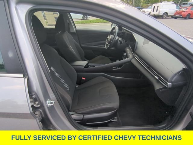 Used 2025 Silver Hyundai SEL Convenience image 46