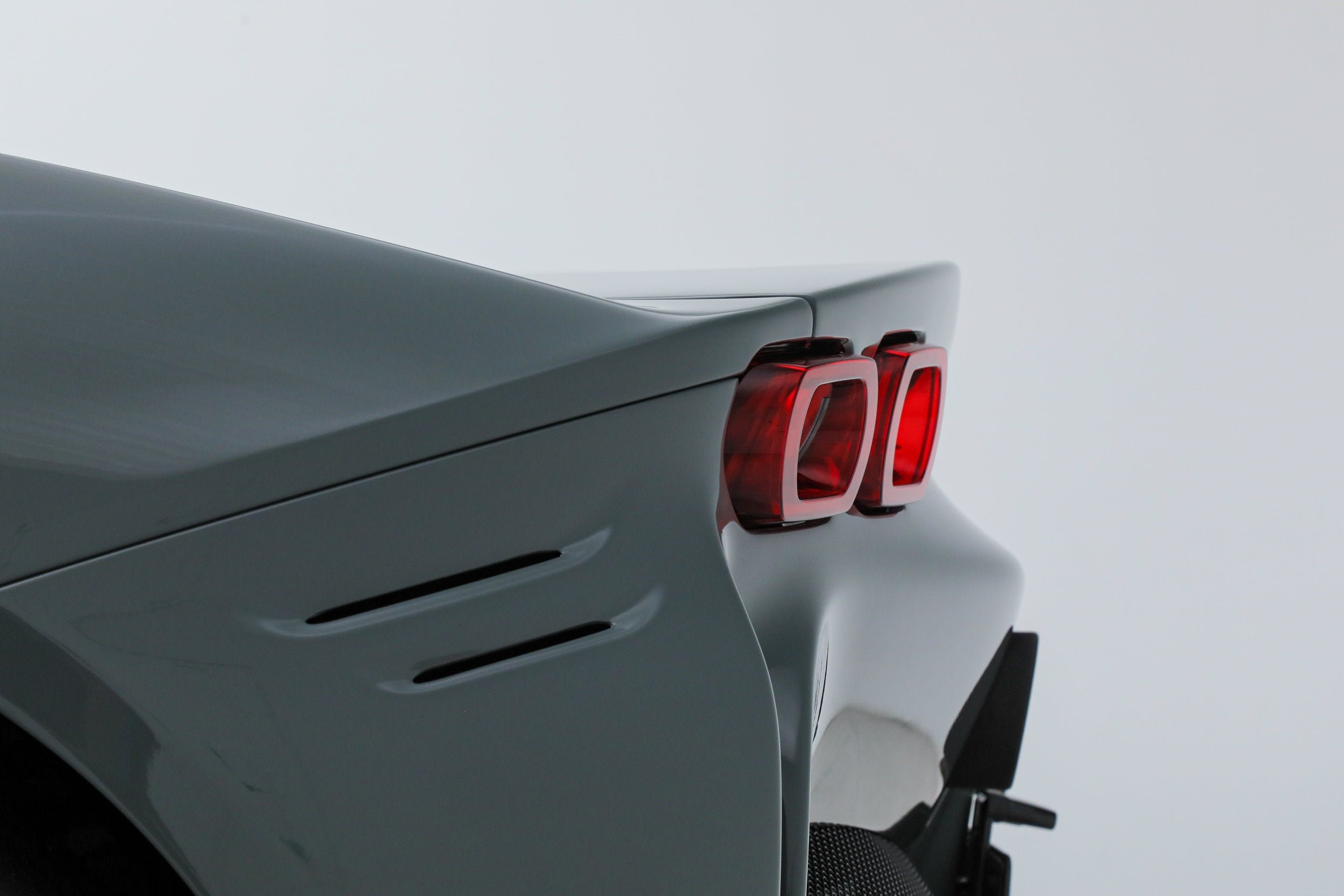 Certified Used 2025 Grigio Medio Ferrari  image 28